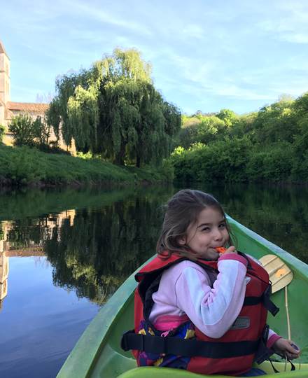 Saint Leon sur Vezere, plus beau villae de france, canoe family