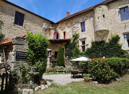 Chateau de Saint Chamarand - Exterieur, vue depuis la place du village