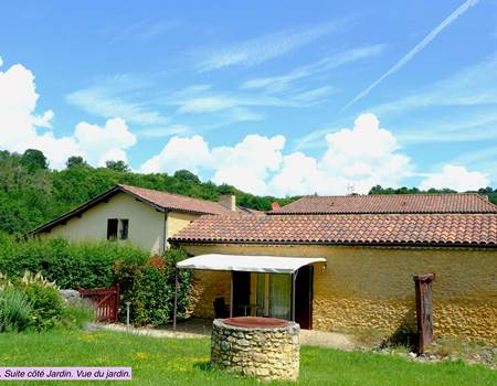 DOMAINE DU CHAMP DE L'HOSTE - chambres d'hôtes à Larzac 24170 - Dordogne - location suite côté jardin - location maison de vacances -