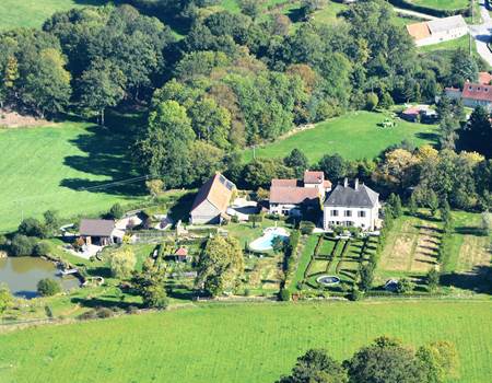 Deux cottages de charme 4 étoiles dans un domaine paysagé aavec piscine chauffée, tennis et étang de pêche privés