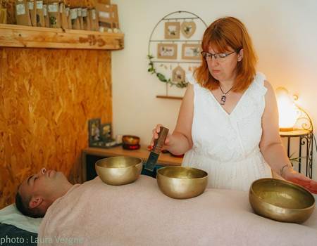 les vibrations des bols tibétains posés sur votre corps aident à retrouver une harmonie intérieure et à apaiser les tensions et le stress