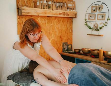 Le massage des 5 continents aussi bien pour les femmes que les hommes combinent différentes techniques de massage à l'aromathérapie et à l'énergétique. Différentes parties du corps sont massées comme ici le dos