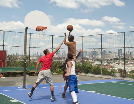 black-and-latinio-teens-play-pickup-basketball-game-at-court-overlooking-manhattan-skyline_vkovlhuw__F0000