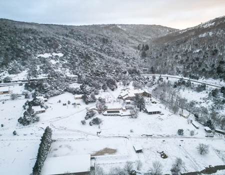 Domaine sous un manteau blanc