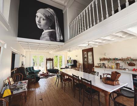 La salle à manger, où nous servons le petit-déjeuner, dans une ambiance chaleureuse