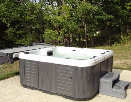 ETANG VALLIER RESORT JACUZZI VILLA HELEEN