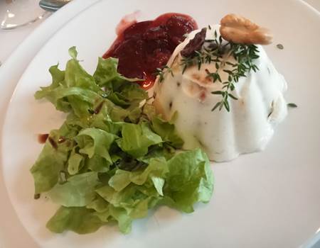 nougat glacé au chèvre frais avec ses fruits secs et sa confiture de prune