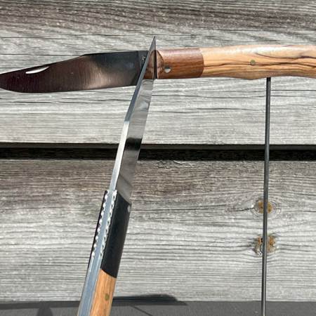 #AtelierCoutellerie / #KnifeMakingWorkshop #FabricationCouteaux / #HandmadeKnives #StageCoutelier / #BladesmithExperience #CouteauArtisanal / #ArtisanKnife #StageArtisanat / #CraftWorkshop #AtelierCréatif / #CreativeWorkshop #LoisirManuel / #HandsOnExperience #CouteauPersonnalisé / #CustomKnifeMaking #ArtisanatFrancais / #FrenchCraftsmanship #LoixIledeRé / #LoixIledeRe #IledeRé / #IledeReIsland #CharenteMaritimeTourisme / #CharenteMaritimeTourism #VacancesIledeRé / #IledeReHolidays #TourismeAtlantique / #AtlanticCoastTrip #DestinationIledeRé / #VisitIledeRe #VillageDeLoix / #LoixVillage #FrenchAtlanticCoast / #ExploreIledeRe-img-gallery-solo