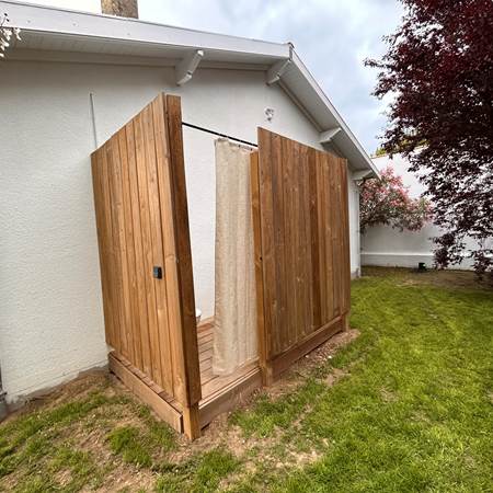 La salle de bain extérieure avec douche et WC pour se doucher dehors mais à l'abris des regards-gallery-offer