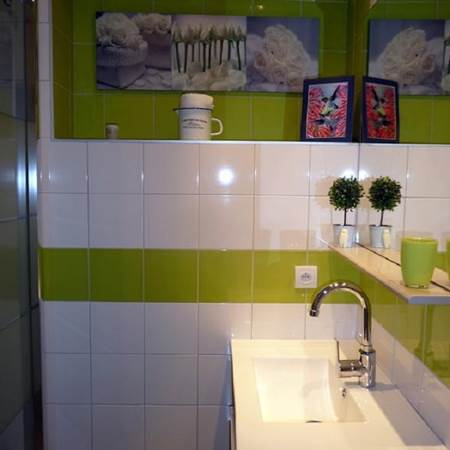 Salle d'eau avec cabine de douches, vasque, sèche serviettes, sèche cheveux, articles de toilette.-gallery-offer