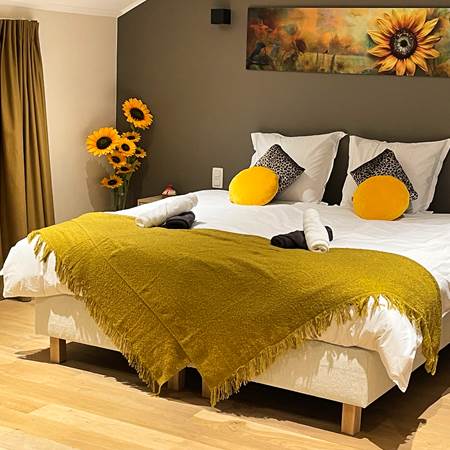 Lit-Chambre-Tournesol-Le-Relais-de-lou-A-gallery-offer