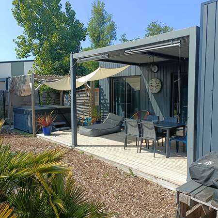 terrasse avec pergola bioclimatique et bains de soleil-gallery-offer