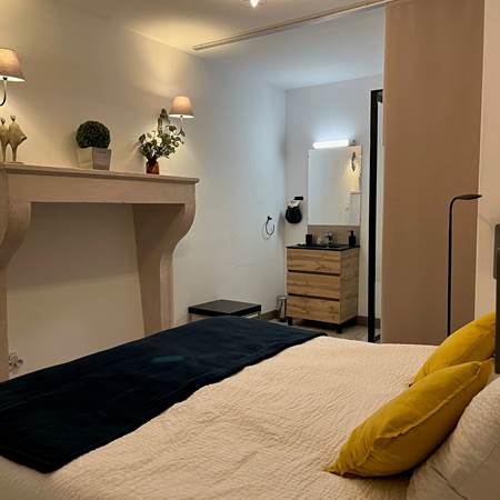 Chambre 1 avec sa salle de bains-gallery-offer