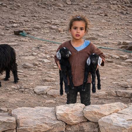 CPetite fille nomade ramenant ses chevreaux-img-gallery-solo