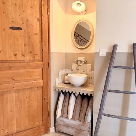 Le lavabo devant les WC du rez-de-chaussée-gallery-offer