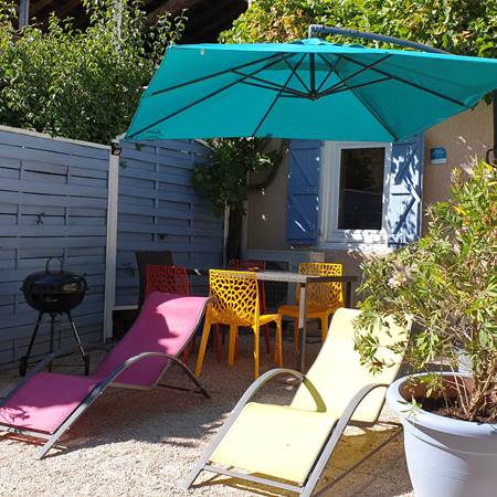 Terrasse devant le gîte, salon de jardin avec transats, parasol,  barbecue.-gallery-offer