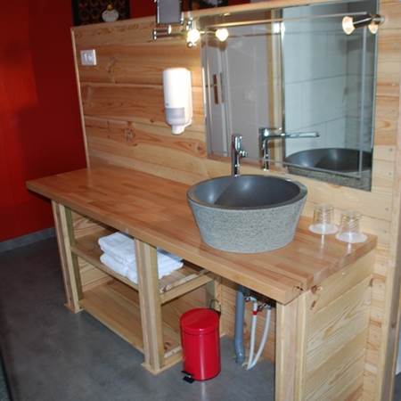 Vasque et miroir , l'envers de la tête de lit La Pousse d'Or hotel de Charme-gallery-offer