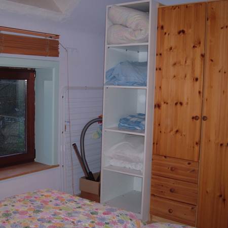 chambre 2x1 personne; garde robe penderie et étagère-gallery-offer