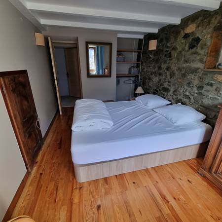 CHAMBRE ETAGE AVEC MUR EN PIERRE-gallery-offer