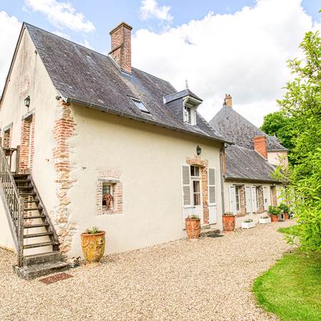 chambre-1er-etage-de-l-annexe-acces-indépendant-escalier-exterieur-gallery-offer