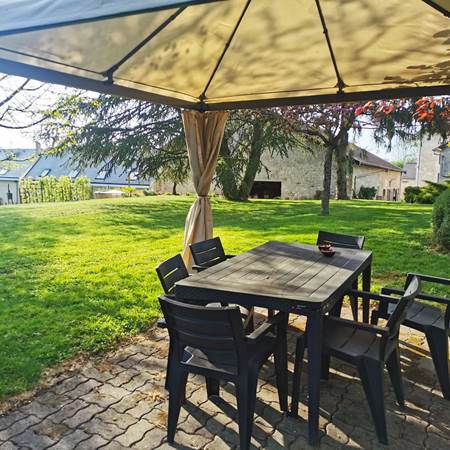 Coin repas extérieur dans le jardin arboré-gallery-offer