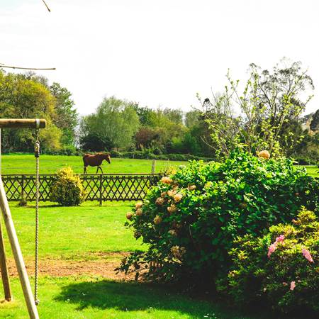 Côté Sud : Jardin clôturé avec vue sur les chevaux-gallery-offer