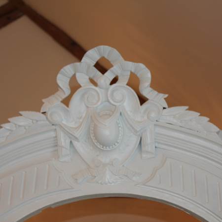Chambre Ardoise et Craie - Détail sur un fronton d'armoire patiné-gallery-offer