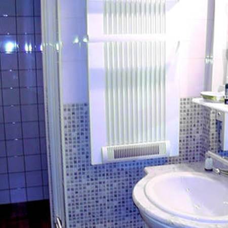 Salle d'eau avec cabine de douches, vasque, sèche serviettes, sèche cheveux, articles de toilette.-gallery-offer