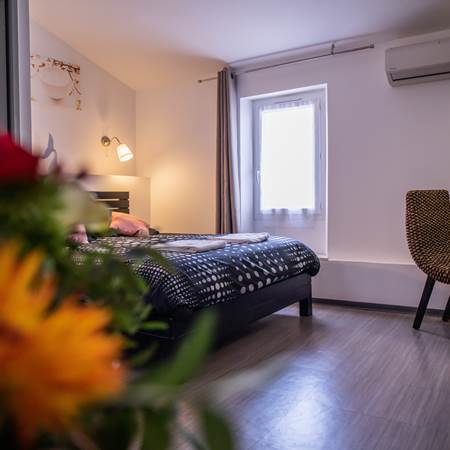 Chambre 3 Lit Fenêtre et fleurs-gallery-offer