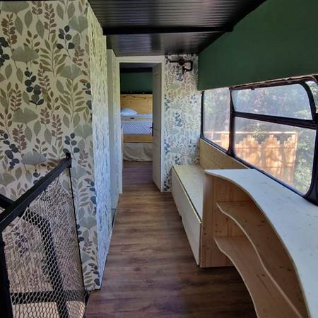 Le Bus Insolite - Couloir entre les deux chambres avec rangements faits main - Le Sauze-du-Lac-gallery-offer