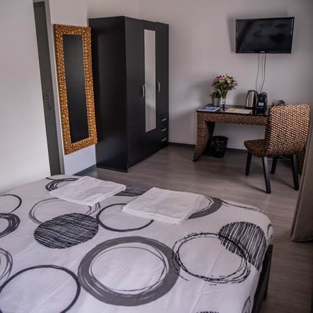 Chambre 2 vue du lit 2-gallery-offer