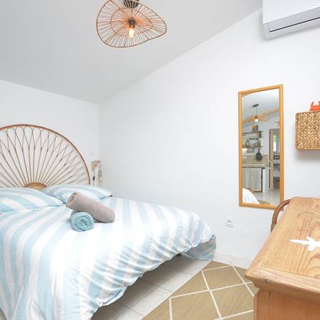 villa-les-salines-cabane-pêcheur-location-appartement-maison-vacances-grau-du-roi-jardin-proche-plage-grande-capacité-couchages-gallery-offer