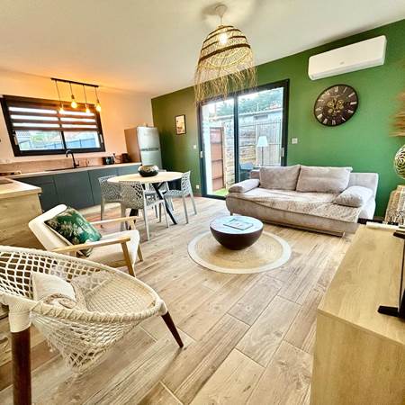 salon joliment décoré et climatisé-gallery-offer