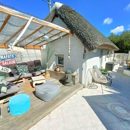 vue sur la chaumière et son salon d'été-gallery-offer