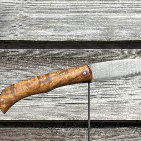 #AtelierCoutellerie / #KnifeMakingWorkshop #FabricationCouteaux / #HandmadeKnives #StageCoutelier / #BladesmithExperience #CouteauArtisanal / #ArtisanKnife #StageArtisanat / #CraftWorkshop #AtelierCréatif / #CreativeWorkshop #LoisirManuel / #HandsOnExperience #CouteauPersonnalisé / #CustomKnifeMaking #ArtisanatFrancais / #FrenchCraftsmanship #VacancesActives / #ActiveHolidays #ExperienceUnique / #UniqueExperience #SouvenirArtisanal / #CraftYourSouvenir #TourismeExpérientiel / #ExperientialTravel #VacancesCréatives / #CreativeHolidays #DécouverteLocale / #LocalDiscovery #AtelierVacances / #HolidayWorkshop #MadeInIledeRé / #MadeInIledeRe #ActivitéInsolite / #UnusualExperience-img-gallery-solo
