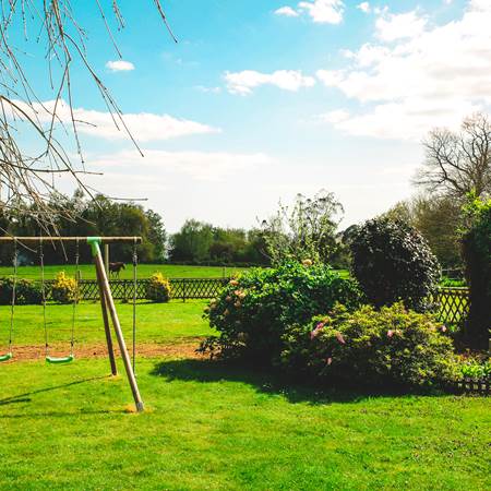 Côté Sud : Jardin clôturé avec vue sur les chevaux-gallery-offer