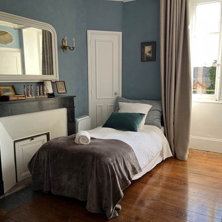 victor chambre 2 cheminee-gallery-offer