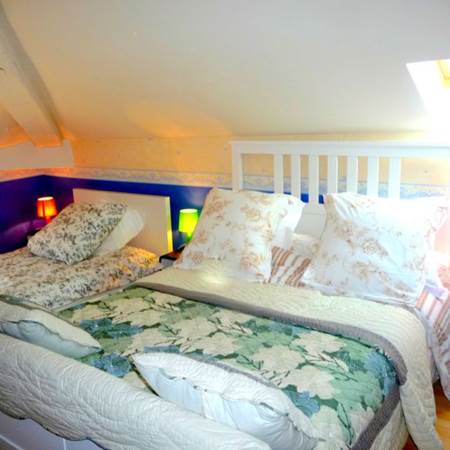 Chambre double deuxième étage, climatisation, lit 140, bureau, tv, rangements.-gallery-offer