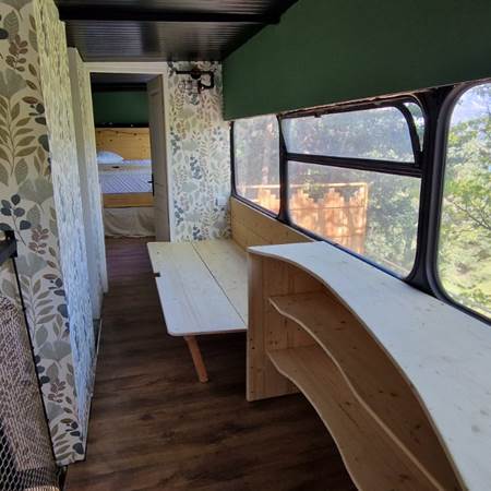Le Bus Insolite - Couloir entre les 2 chambres avec lit d'appoint fait main si besoin - Le Sauze-du-Lac-gallery-offer