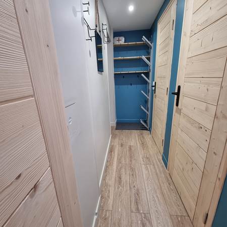 COULOIR AMENAGE POUR RANGEMENT VETEMENTS SPORTIFS-gallery-offer