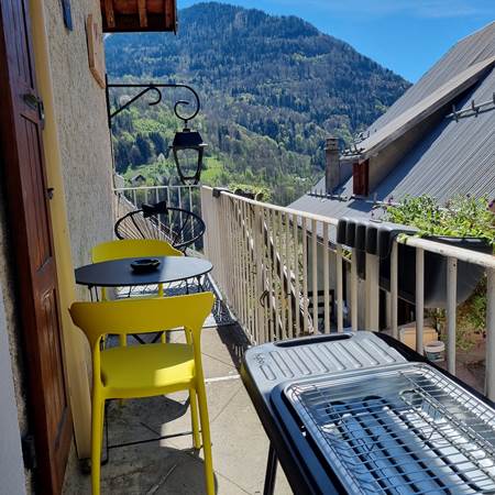 vue sur balcon aménagé (salon de jardin et barbecue)-gallery-offer