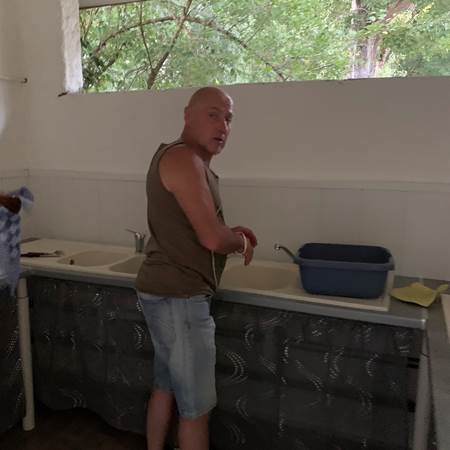 Il fait semblant de faire la vaisselle-gallery-offer