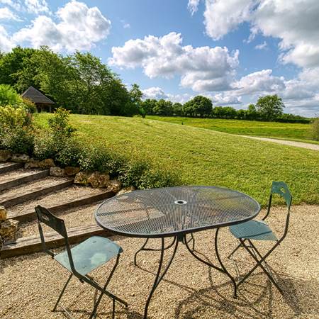 Suite-de-l-Atelier-vue-sur-campagne-coin-repas-exterieur-gallery-offer