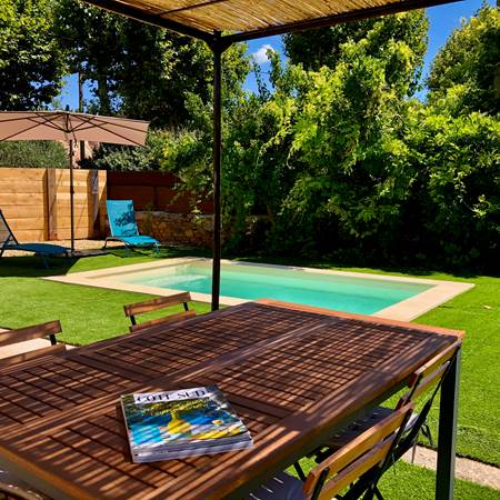 Coin repas au bord de la piscine privée-img-gallery-solo