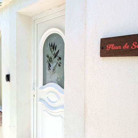 villa-les-salines-fleur-de-sel-location-appartement-maison-vacances-grau-du-roi-jardin-proche-plage-gallery-offer