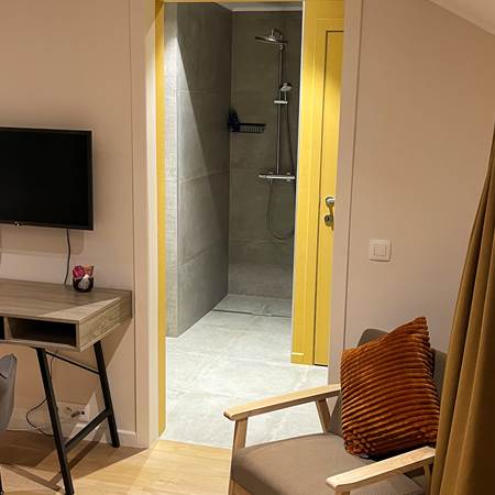 Vue-vers-le-bureau-et-la-salle-de-bain-lerelaisdelou-gallery-offer