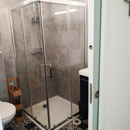 salle de bain douche lavabo et WC-gallery-offer