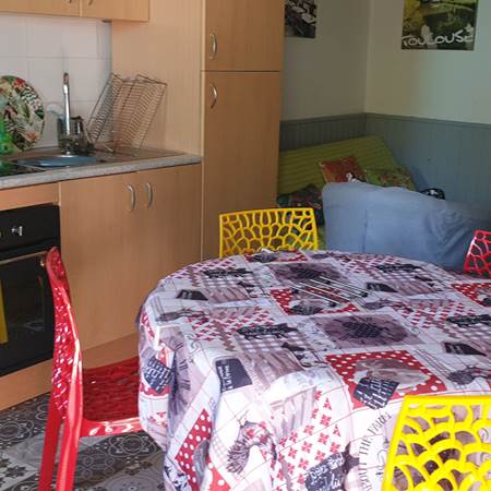 Cuisine équipée, four, micro-ondes, frigidaire, congélateur, plaque à induction, four, machine à laver, sèche-linge. Wifi, climatisation.-gallery-offer