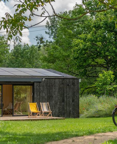 Cabane de charme posée sur la prairie