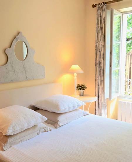 Chambre Acanthe en rez de jardin aux chambres d'hôtes la Rougeanne près de Carcassonne dans l'Aude